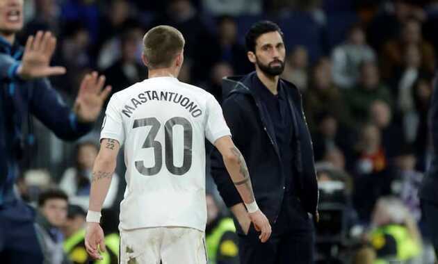 Arbeloa ng&aacute;n ngẩm với cậu học tr&ograve; trẻ tuổi.