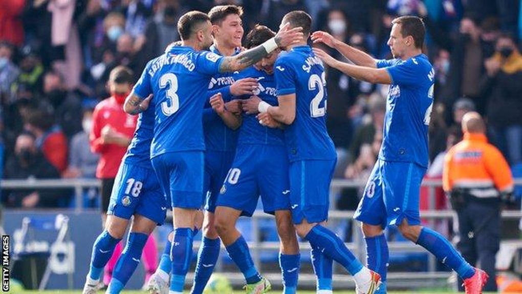 Real Madrid hụt hơi trong cuộc đua vô địch La Liga với Barcelona - 2