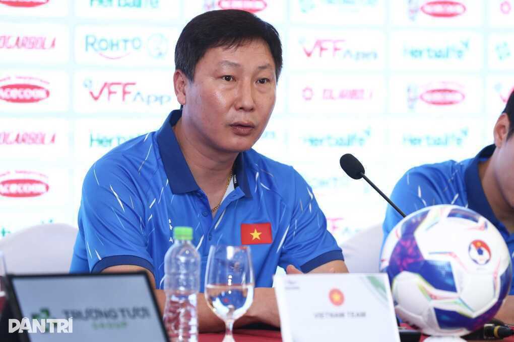 HLV Kim Sang Sik: ~Ưu tiên Asian Cup, nhưng thắng Malaysia vẫn là mục tiêu~