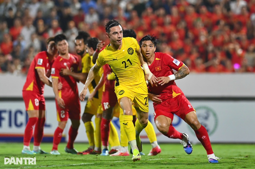 Vì sao tuyển Việt Nam bị thổi phạt đền, giúp Malaysia có bàn thắng danh dự?