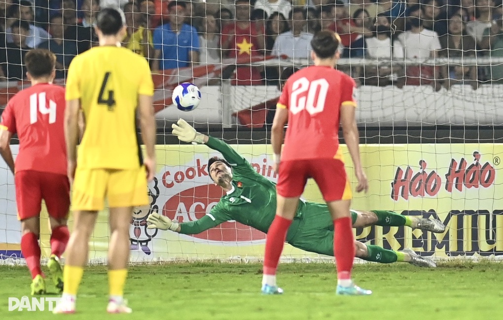 Vì sao tuyển Việt Nam bị thổi phạt đền, giúp Malaysia có bàn thắng danh dự? - 2