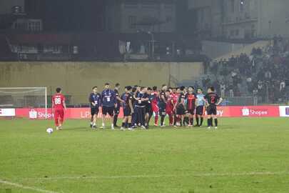 HLV CLB Ninh Bình nổi nóng, chỉ trích trọng tài sau trận thua CAHN