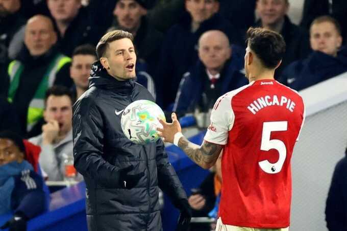 HLV Brighton: `Arsenal câu giờ quá nhiều`