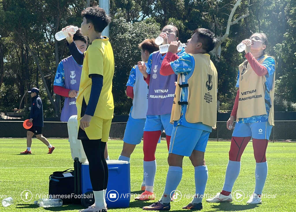 Tuyển nữ Việt Nam thi đấu giữa trưa, dưới trời nắng nóng gần 40 độ