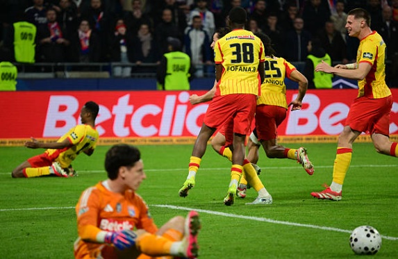 Lens gi&agrave;nh chiến thắng trong loạt lu&acirc;n lưu.