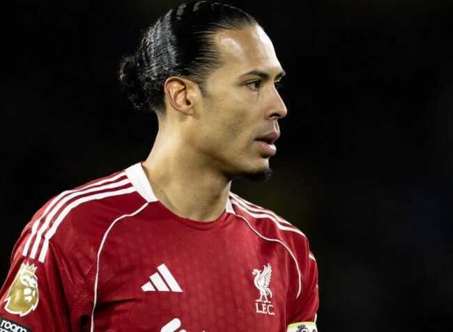 Micah Richards ngạc nhiên khi Van Dijk dễ dàng bị húc văng