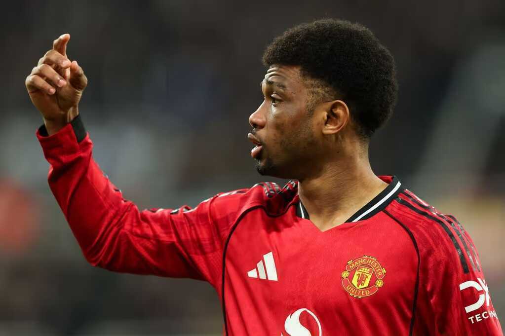 Amad ẩn ý rời MU, Mowbray bênh vực hết lời