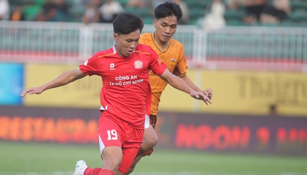 Ho&agrave;ng Anh Gia Lai bất lực trước h&agrave;ng thủ đội kh&aacute;ch.