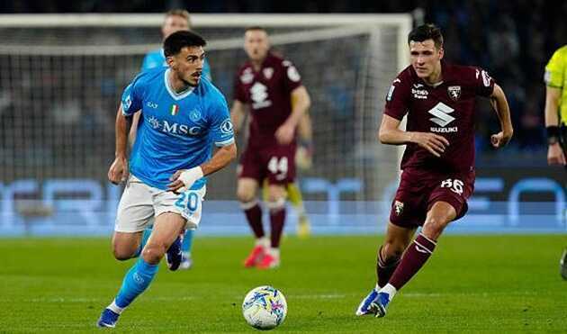 Thắng Torino, Napoli phả hơi nóng vào AC Milan