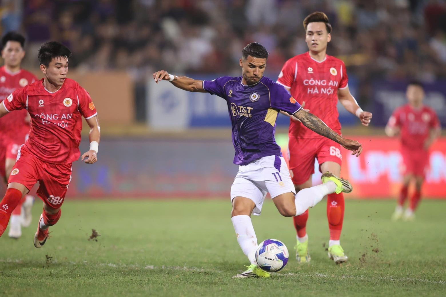 Hoang Hen lap cu dup giup Ha Noi FC chan dung CAHN