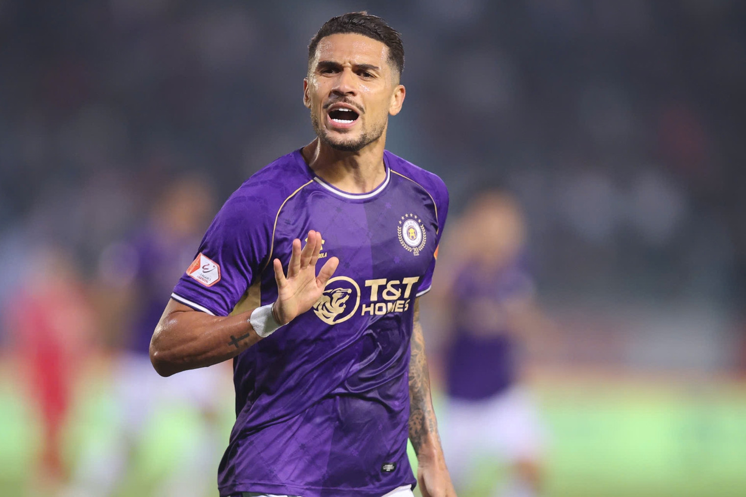 Hoàng Hên làm lu mờ Đình Bắc, ghi điểm HLV Kim Sang Sik