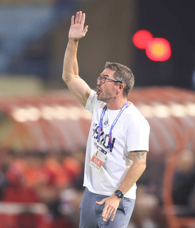 HLV Harry Kewell nổi cáu với luật 8 giây ở V-League
