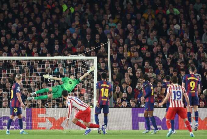 Alvarez học Messi trong siêu phẩm đá phạt hạ Barca