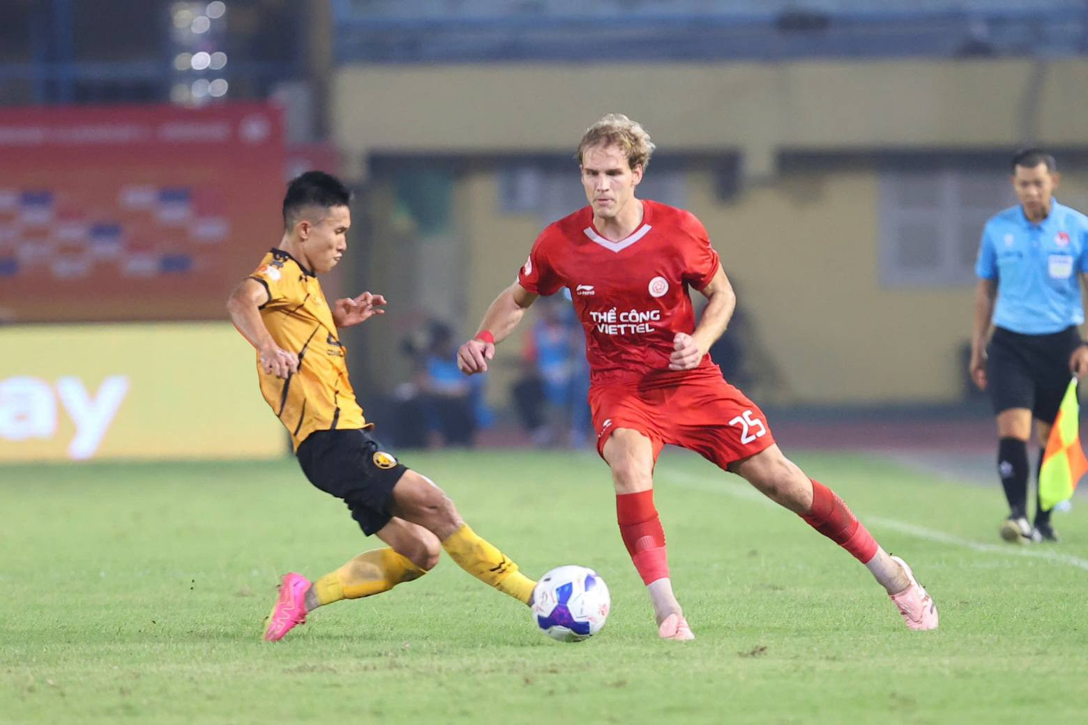HLV Popov lại bị thẻ đỏ, Thể Công Viettel thắng nhọc Thanh Hóa