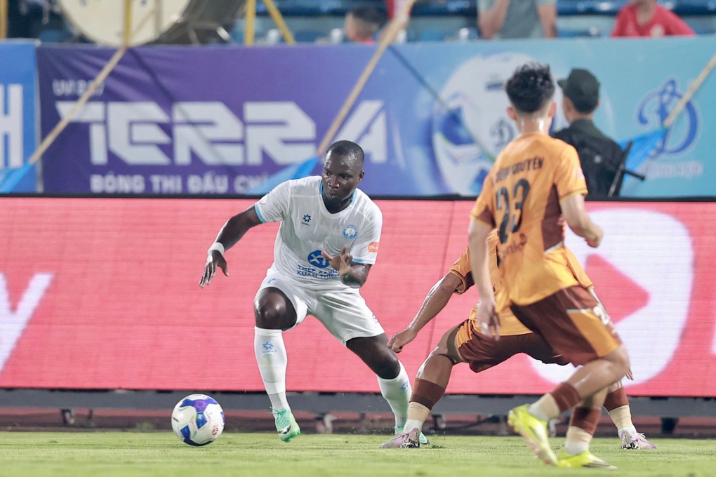 CLB Nam Định trắng tay trên sân nhà, SL Nghệ An và Hải Phòng ghi dấu ấn