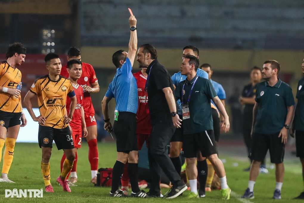 HLV Popov nổi giận phản ứng mạnh với trọng tài V-League, cay cú ném thẻ