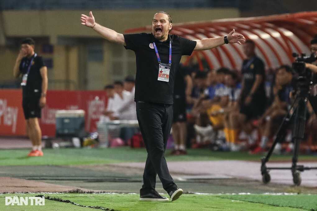 HLV Popov nổi giận phản ứng mạnh với trọng tài V-League, cay cú ném thẻ - 2