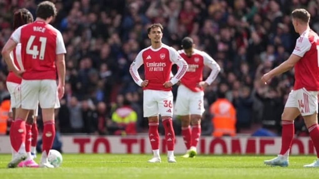 Arsenal thi đấu tệ hại, cổ động viên đòi sa thải HLV Mikel Arteta - 2