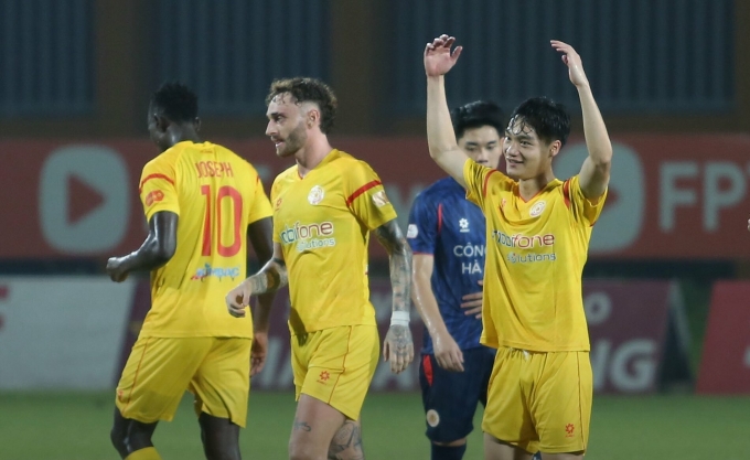 CAHN bị đội chót bảng ngắt chuỗi thắng 11 trận V-League