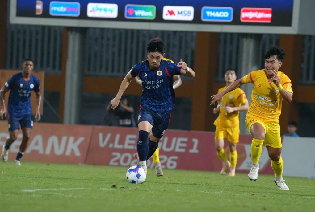 Đình Bắc ghi bàn cho CLB CAHN, CLB Ninh Bình giành 3 điểm