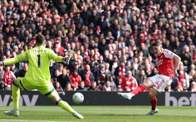 Tiền đạo Arsenal đổ lỗi cho mặt sân Emirates