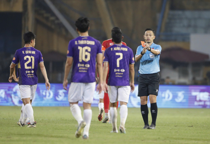 VAR giúp Hà Nội FC thoát thẻ đỏ ở V-League