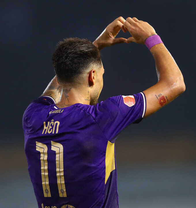 Hoàng Hên mừng bàn thắng giống Bellingham vì CĐV ung thư