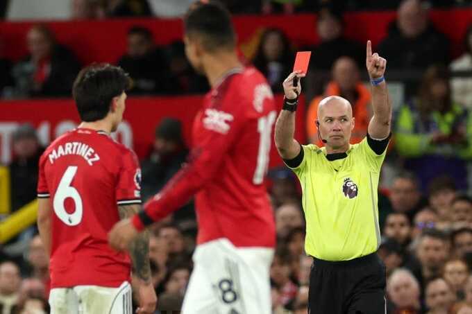 Carragher: `Thẻ đỏ của Man Utd quá nặng`