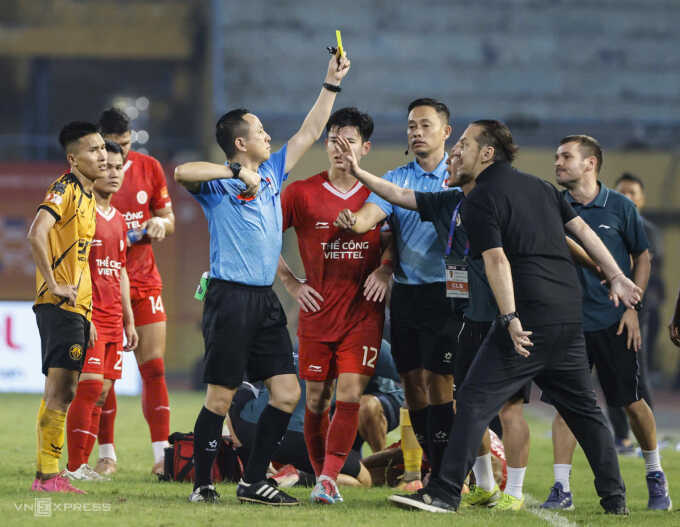 HLV Popov bị cấm 4 trận ở V-League