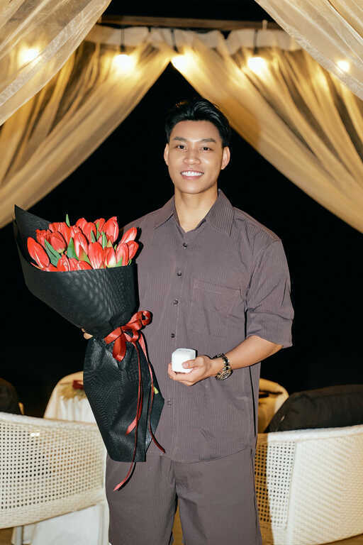 Văn Thanh cầu hôn bạn gái hotgirl trong ngày sinh nhật