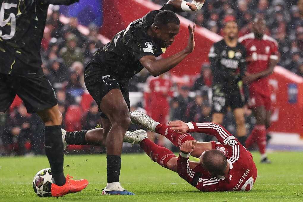 Tranh cãi pha Liverpool bị hủy phạt đền trong trận thua PSG