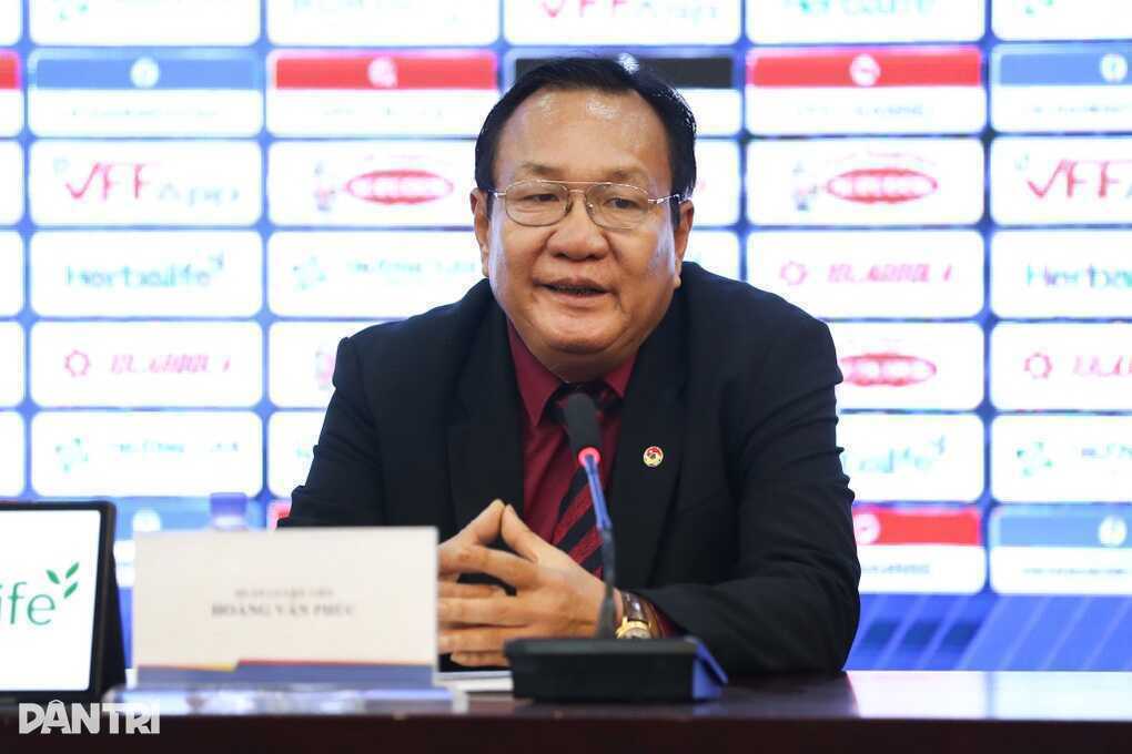 HLV Hoàng Văn Phúc nói lời xúc động trong ngày ra mắt tuyển nữ Việt Nam