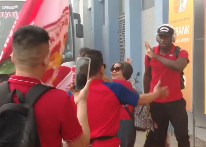 Cầu thủ Hải Phòng dính pháo sáng của CĐV đội nhà