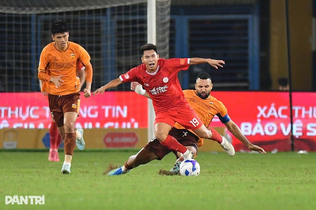 Đình Bắc ghi bàn ngày CLB CAHN thắng đậm, Thể Công Viettel giành 3 điểm - 2