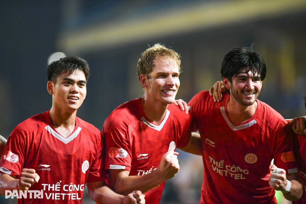 Đình Bắc ghi bàn ngày CLB CAHN thắng đậm, Thể Công Viettel giành 3 điểm - 4