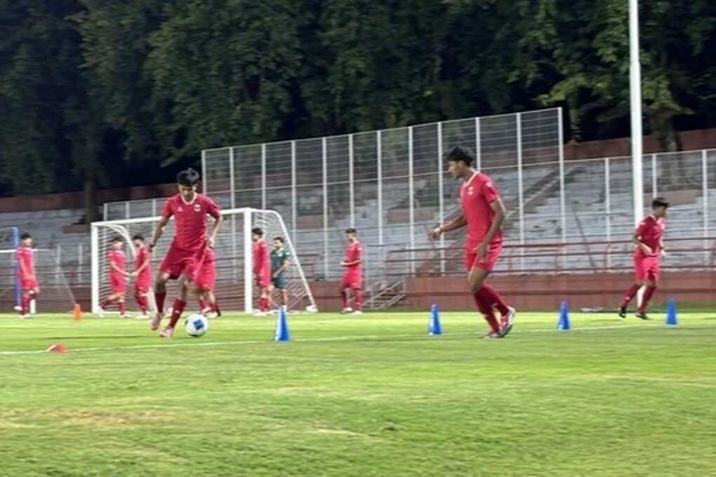 HLV Indonesia mong người hâm mộ cầu nguyện cho đội nhà thắng U17 Việt Nam