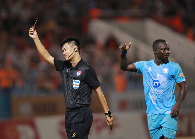 Thủ môn Đà Nẵng bắt bóng ngoài vòng cấm ở trận thua Nam Định