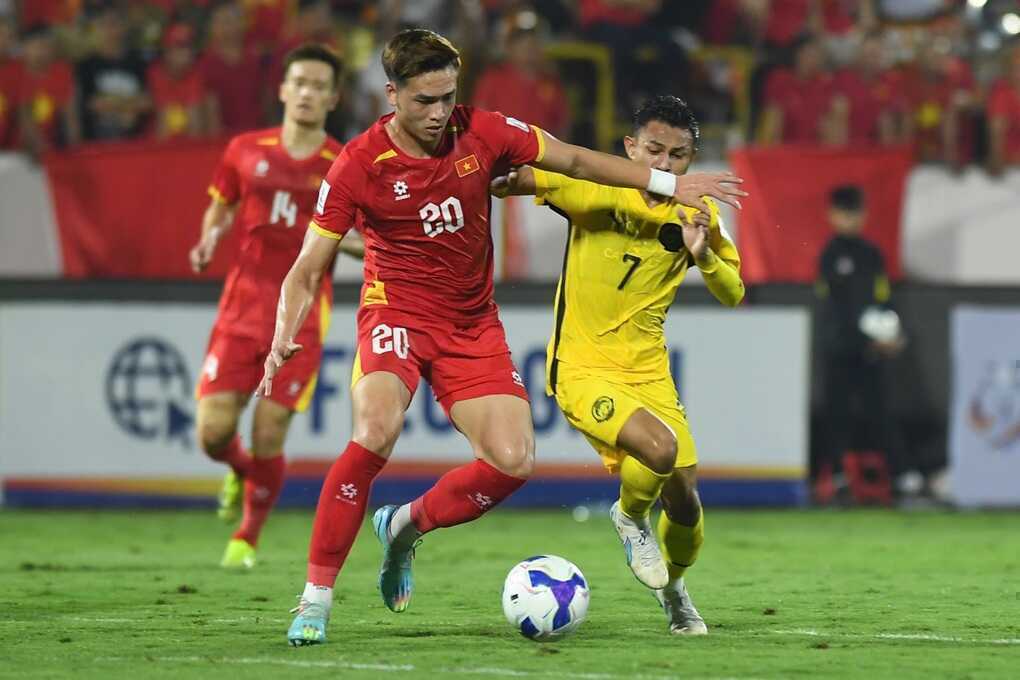 Báo Malaysia: Chúng ta thua tuyển Việt Nam từ trước khi bóng lăn - 2