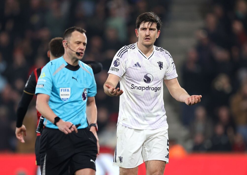 Maguire đối mặt án treo giò nặng, Man Utd thêm bất bình