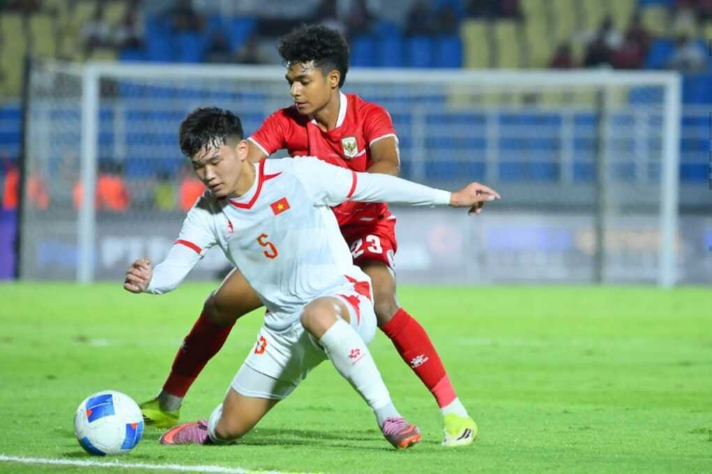CĐV Indonesia phản ứng mạnh khi đội nhà “đổ bê tông” trước U17 Việt Nam - 2