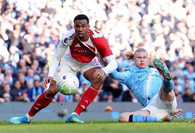 Roy Keane tranh cãi gay gắt về Arsenal