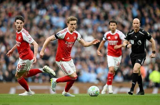 Tiền vệ Arsenal: `Cuộc đua chưa kết thúc`