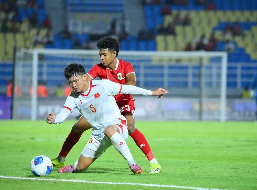Báo Indonesia chất vấn đội nhà về lối chơi ~đổ bê tông” trước U17 Việt Nam