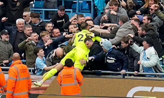 Tin bóng đá - Rooney: `Man City có thể phải trả giá vì ăn mừng như vô địch`