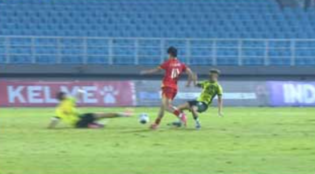 Cầu thủ U17 Australia vào bóng rợn người, không phản ứng khi nhận thẻ đỏ - 1