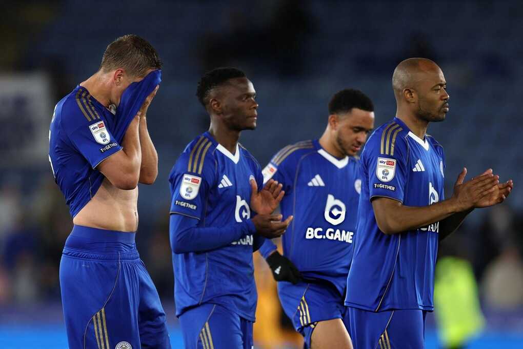 Leicester City tụt hạng Ba sau khi viết nên kỳ tích Ngoại hạng Anh
