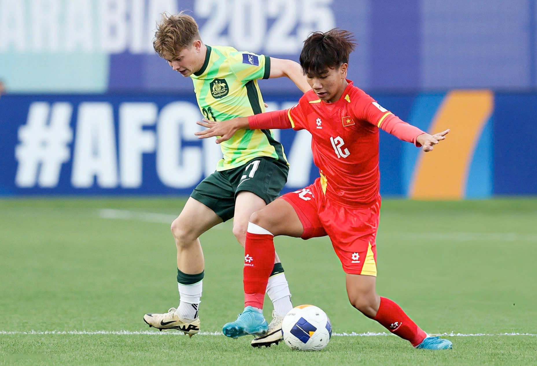 Tranh cãi U17 Việt Nam bị mất penalty, trọng tài Việt nói gì?