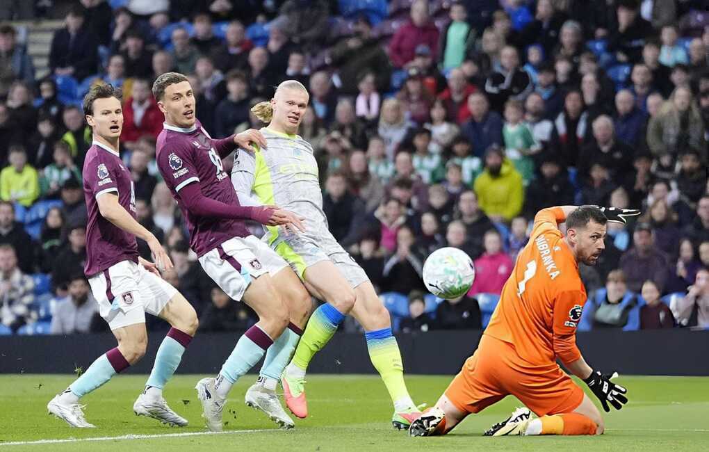 Haaland tỏa sáng, Man City vượt Arsenal chiếm ngôi đầu - 2