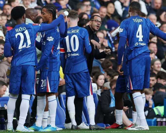 Vì sao Chelsea sớm sa thải Rosenior?