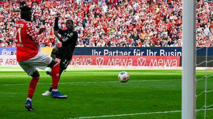 Bayern thắng ngược dù bị dẫn 0-3 ở Bundesliga